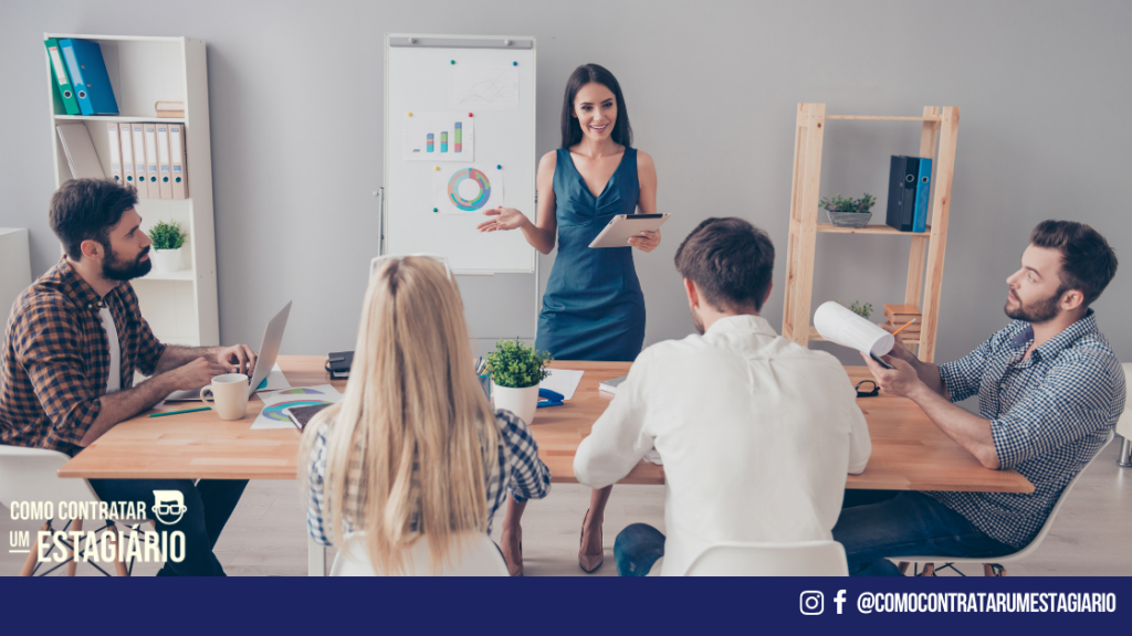 Equipe conversando no ambiente de trabalho sobre a teoria x e y.