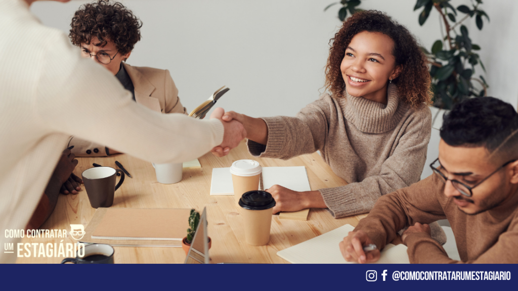 mulher que representa um estagiário fazendo um acordo de contratação em uma empresa.