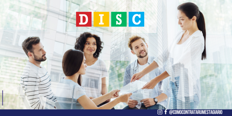 Equipe conversando sobre o teste DISC, falando sobre o perfil comportamental de cada um.