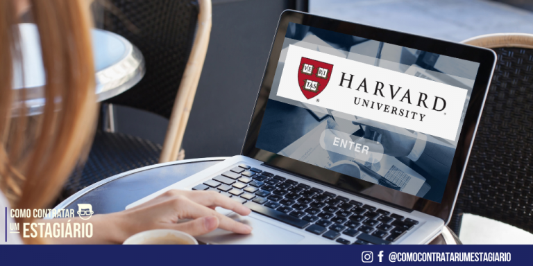 Estudante fazendo um curso da havard gratuito no seu notebook.