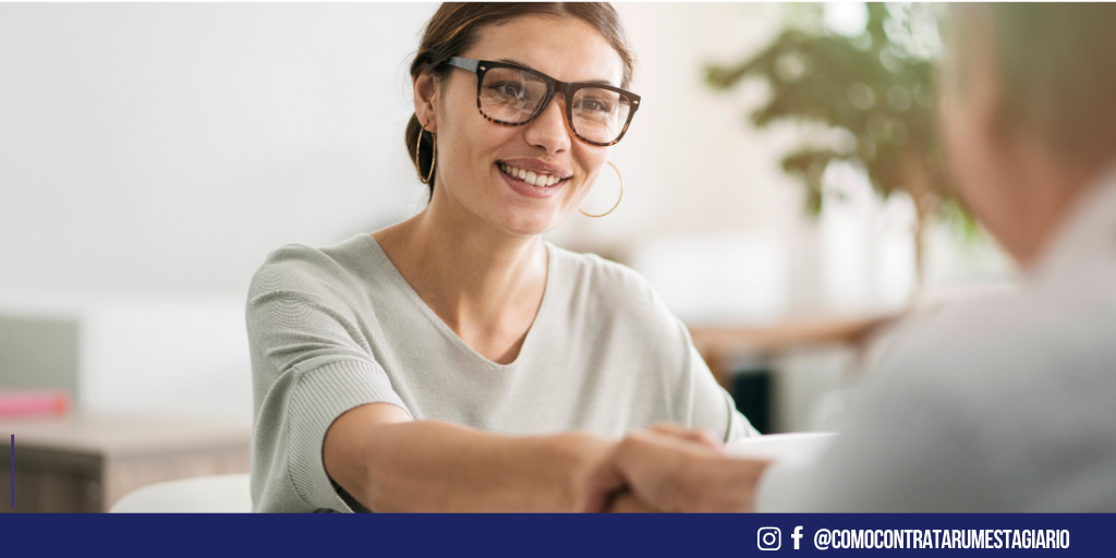 Mulher fazendo um acordo com o seu chefe, iniciando um programa de estágio numa empresa.