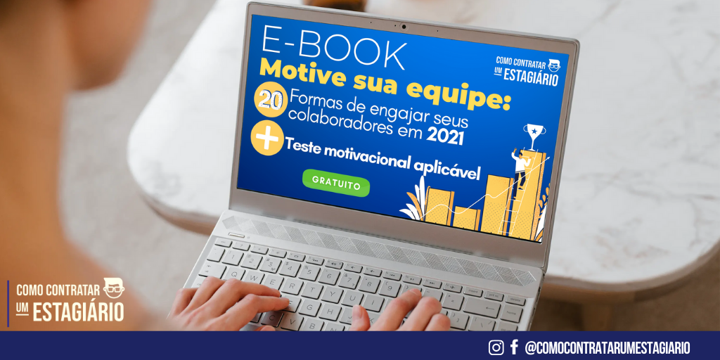 Mulher acessando pelo notebook um e-book gratuito com 20 dicas de motivação no trabalho e de engajamento dos funcionários, incluindo teste motivacional gratuito.